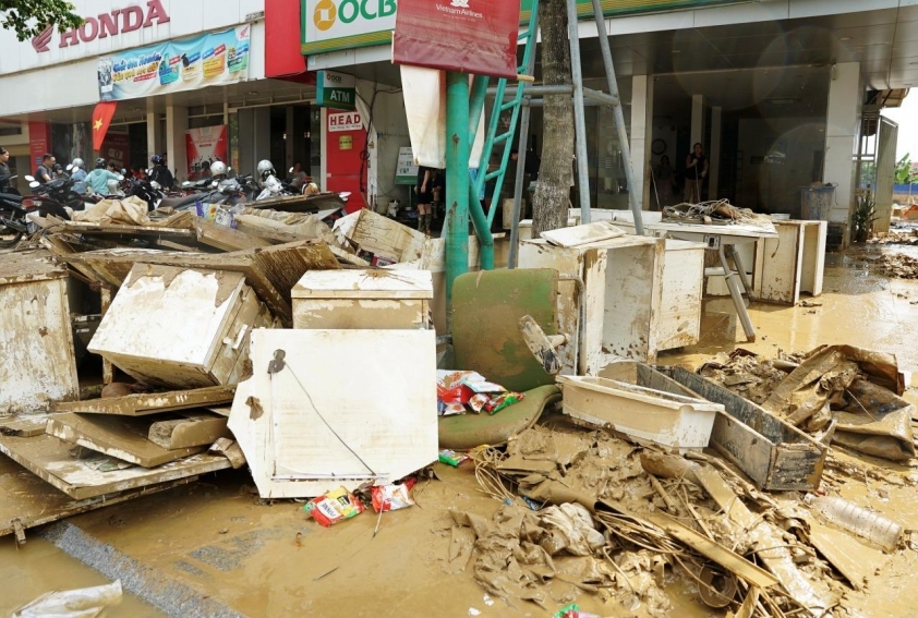 Hơn 600 cán bộ, chiến sĩ hỗ trợ người dân Thái Nguyên dọn dẹp bùn đất sau lũ 719912