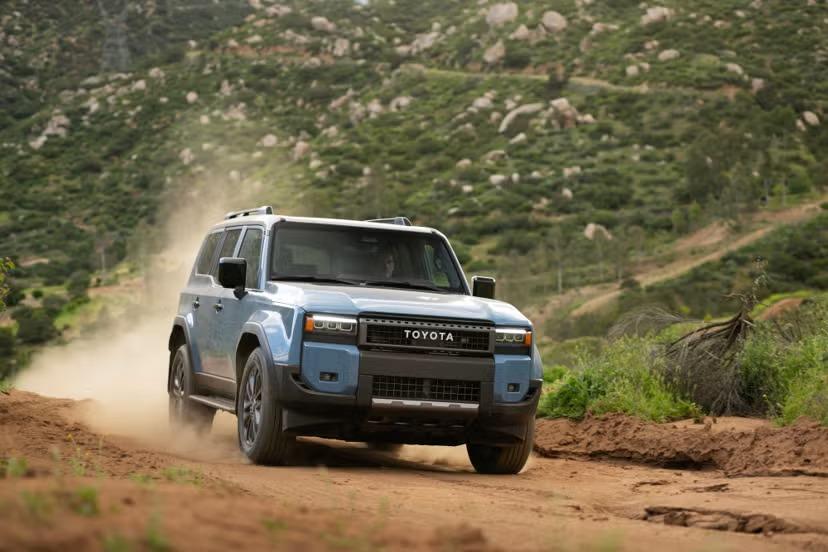 2026_landcruiser_heritageblue_005