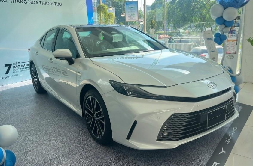 camry-2.5-hev-mid