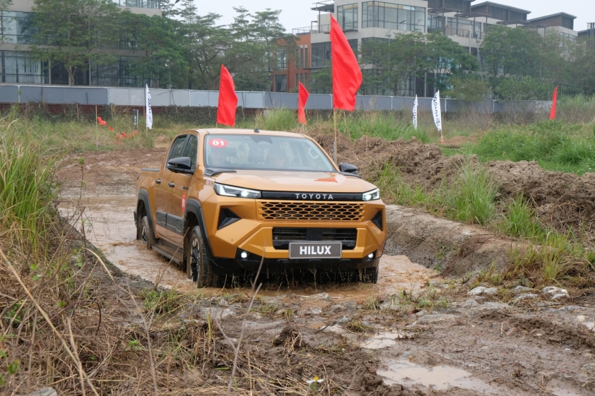 Toyota Hilux ra mắt thế hệ mới, doanh số tăng mạnh trong tháng 6/2026