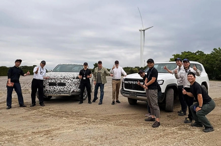 Toyota-Land-Cruiser-Prototype-Teaser-1-2048x1152