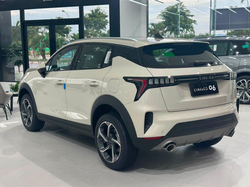 Lynk & Co 06 (4)