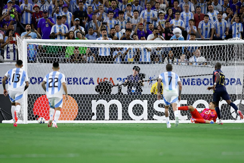 Messi trượt PEN, Argentina vẫn đi tiếp nhờ 2 lần cản 11m của Martinez 492987