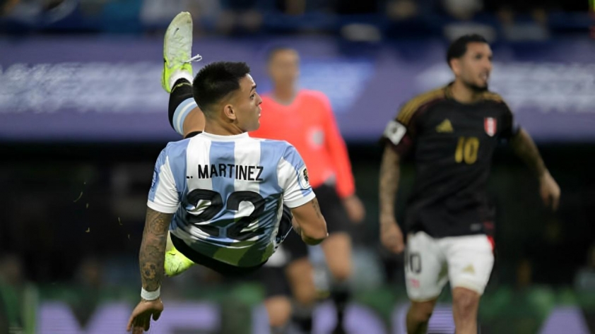 Siêu phẩm của Lautaro Martinez mang về 3 điểm cho ĐT Argentina. Ảnh: Getty