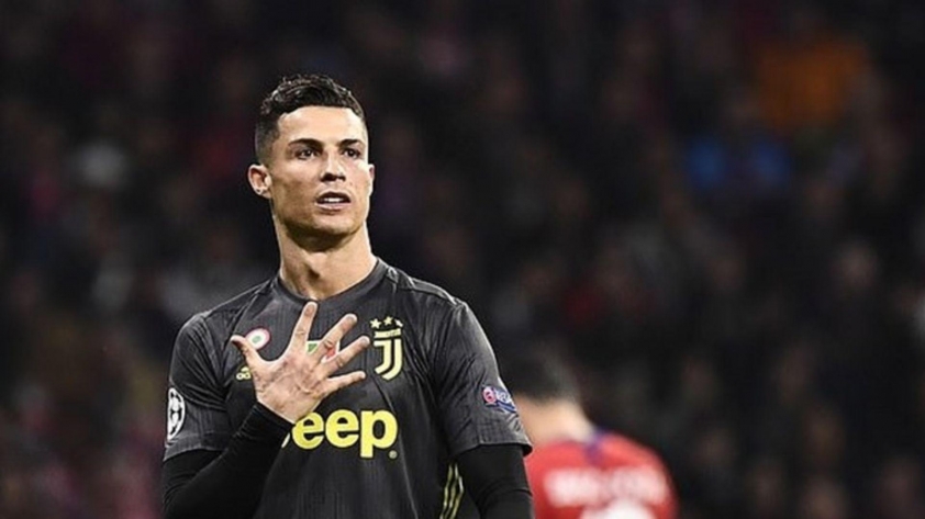 Bắt chước Ronaldo, Pep Guardiola đáp trả fan Liverpool 563737