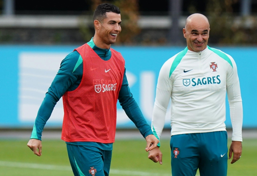 HLV Martinez đưa ra cảnh báo cho Ronaldo Không ai được đảm bảo suất đá chính