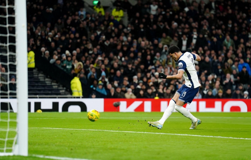 Solanke mở tỷ số cho Tottenham. Ảnh: Getty