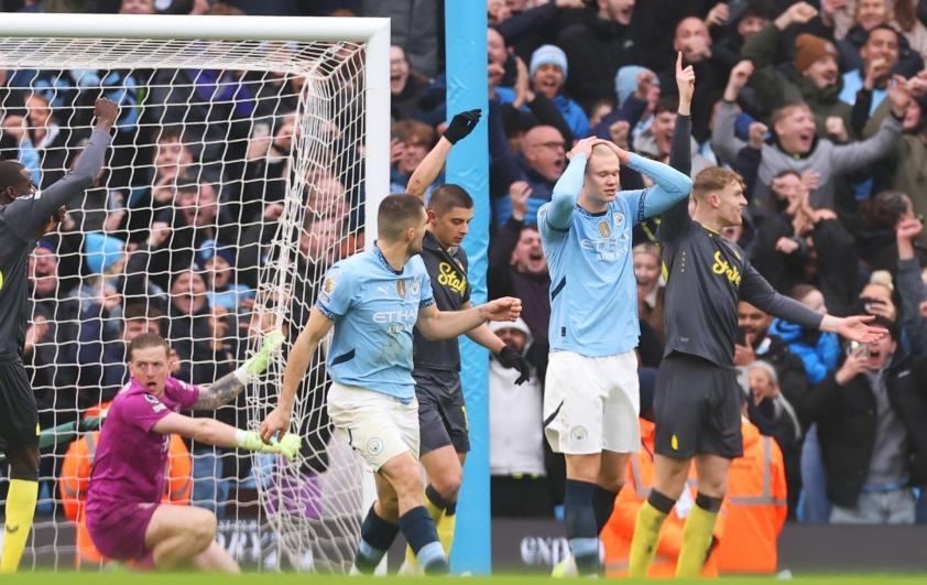 Haaland bỏ lỡ phạt đền khiến Man City rơi hai điểm trước Everton. Ảnh: Getty