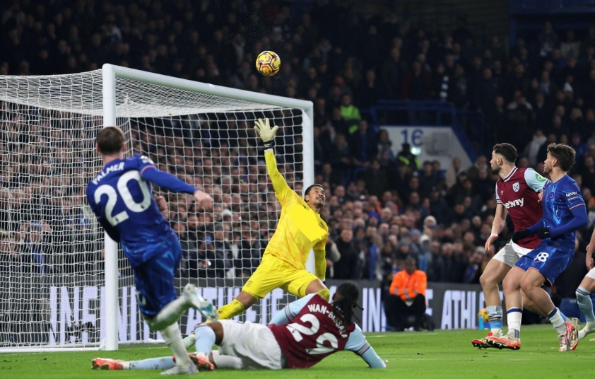 Bàn phản lưới của Aaron Wan-Bissaka giúp Chelsea giành chiến thắng chung cuộc. Ảnh: Getty