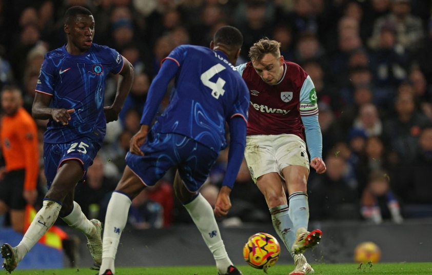 Jarrod Bowen bất ngờ mở tỷ số cho West Ham. Ảnh: Getty