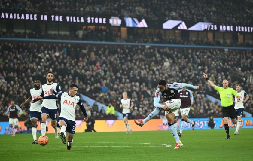 Jacob Ramsey sớm mở tỷ số cho Aston Villa. Ảnh: Getty