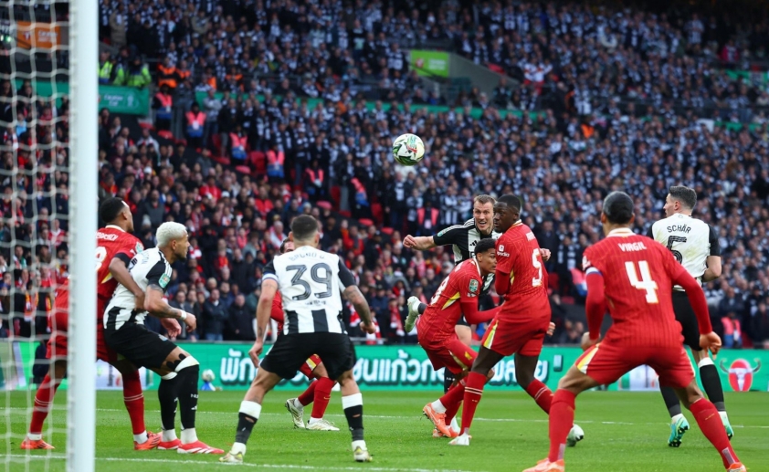 Dan Burn mở tỷ số cho Newcastle sau cú đánh đầu hiểm hóc. Ảnh: Getty