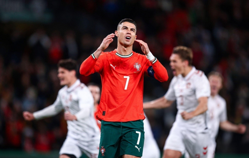 Ronaldo bỏ lỡ cơ hội trên chấm 11m. Ảnh: Getty