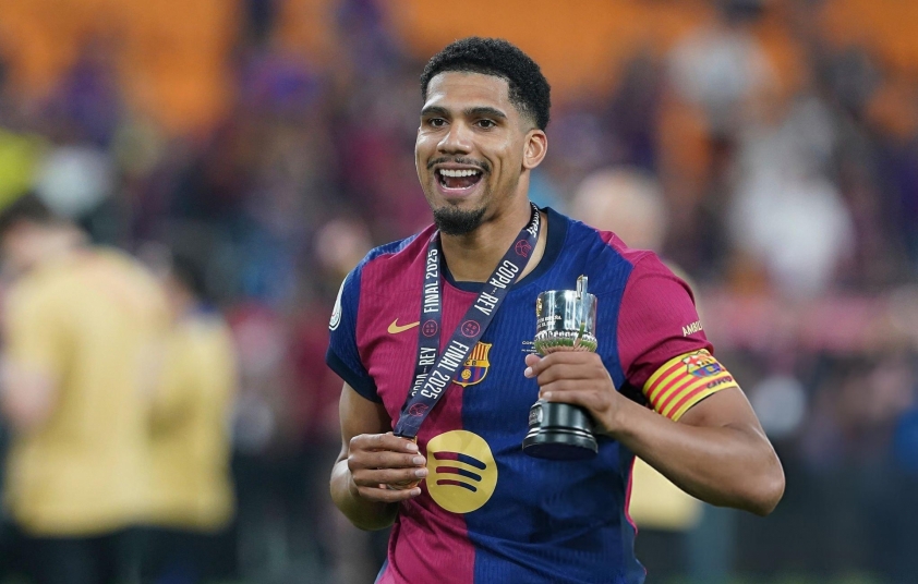 Hậu vệ Barca lọt tầm ngắm đội Al Nassr của Ronaldo 628497