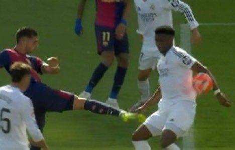Trọng tài bỏ qua 3 lỗi cho Real trước Barca? 633305