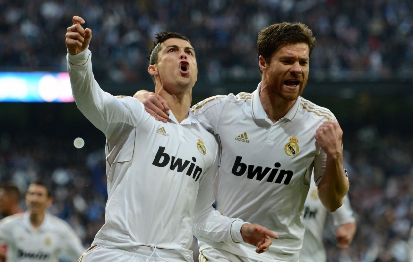 Messi hay Ronaldo? HLV Alonso chỉ thẳng người hỏi hơn 634427