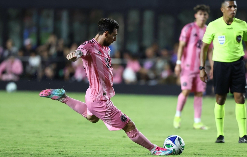 Messi tiến sát thành tích vĩ đại của Pele 639862