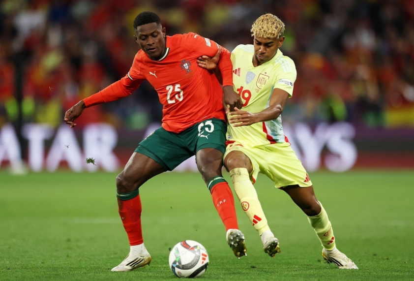 Cổ động viên: 'Ronaldo đã thay Messi tắm cho Yamal' 646919