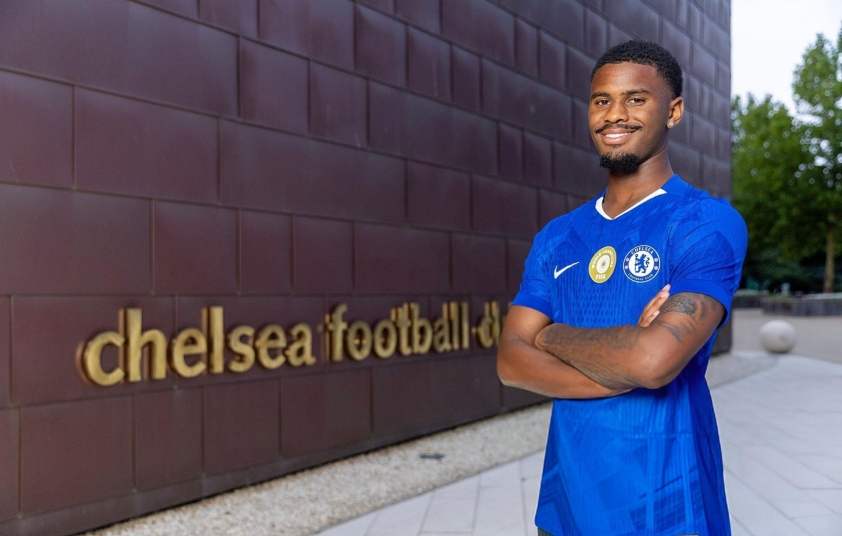 Chelsea công bố tân binh Jorrel Hato