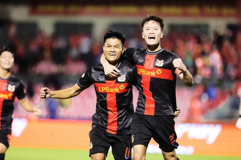HLV Tây Ban Nha hạnh phúc với chiến thắng đầu tiên tại V-League 687079