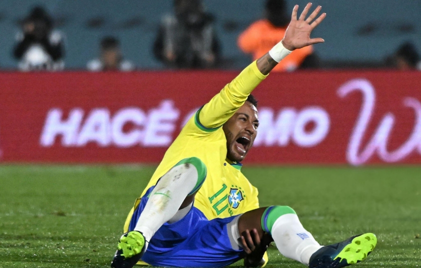 Neymar đang đối mặt với khó khăn vì chấn thương