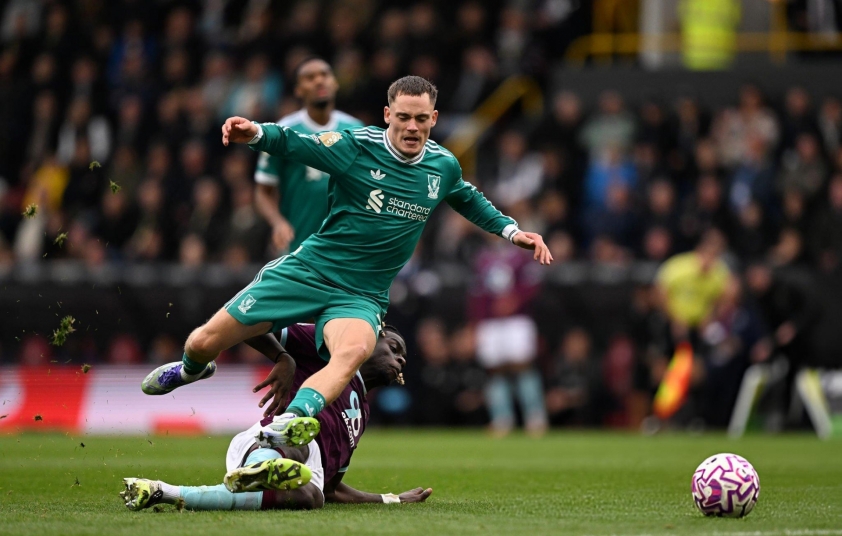 Cựu sao MU báo hại, Liverpool thắng nghẹt thở Burnley 704365