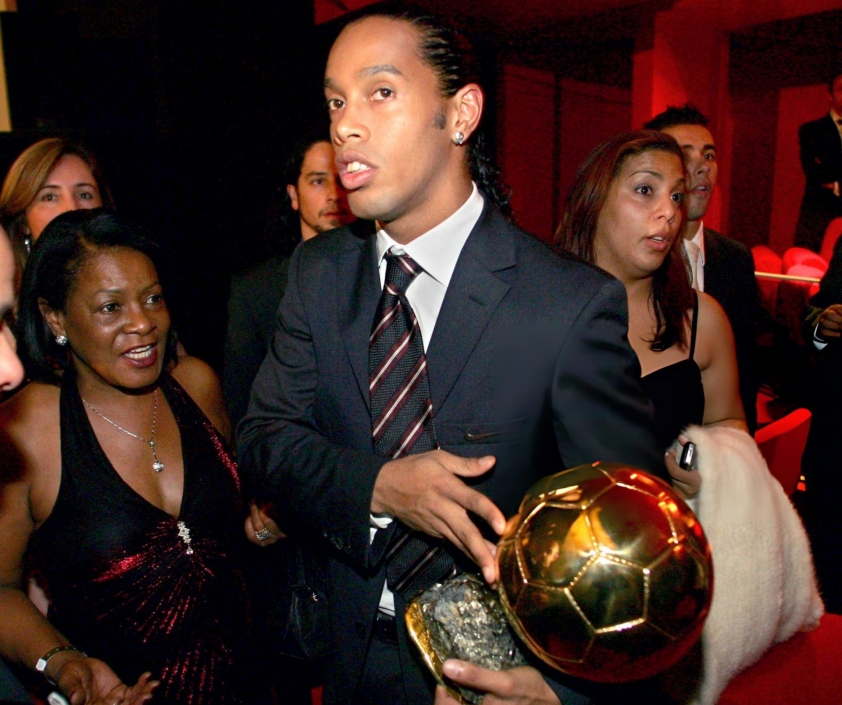 Ronaldinho tái xuất tại buổi lễ trao Quả bóng Vàng 708304