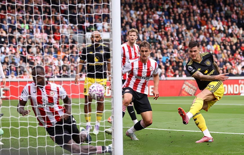 Bruno trượt chân, MU thất bại ngỡ ngàng trước Brentford 6 Benjamin Sesko ghi bàn cho Man Utd