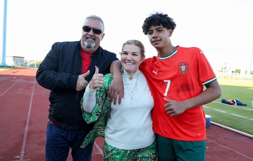 Con trai Ronaldo ghi dấu ấn mới trong đội tuyển Bồ Đào Nha 4 Con trai Ronaldo có bước tiến mới trên tuyển Bồ Đào Nha 725628