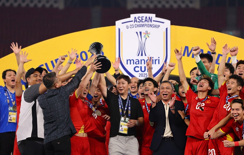 HLV Park Hang-seo khiêm tốn, khen ngợi Kim Sang-sik 5 HLV Kim Sang Sik có những thành công đầu tiên