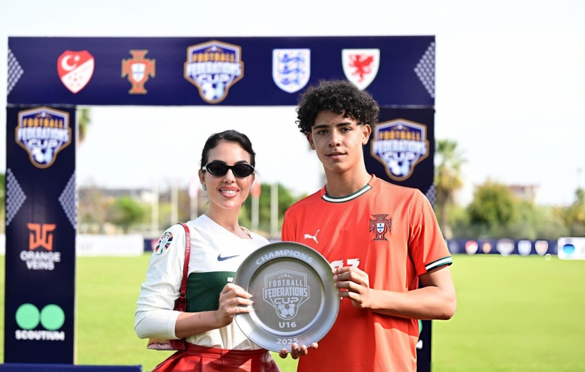 Ronaldo tự hào khi con trai vô địch U16 châu Âu cùng Bồ Đào Nha 4 Con trai Ronaldo giành chức vô địch cùng U16 Bồ Đào Nha 735028