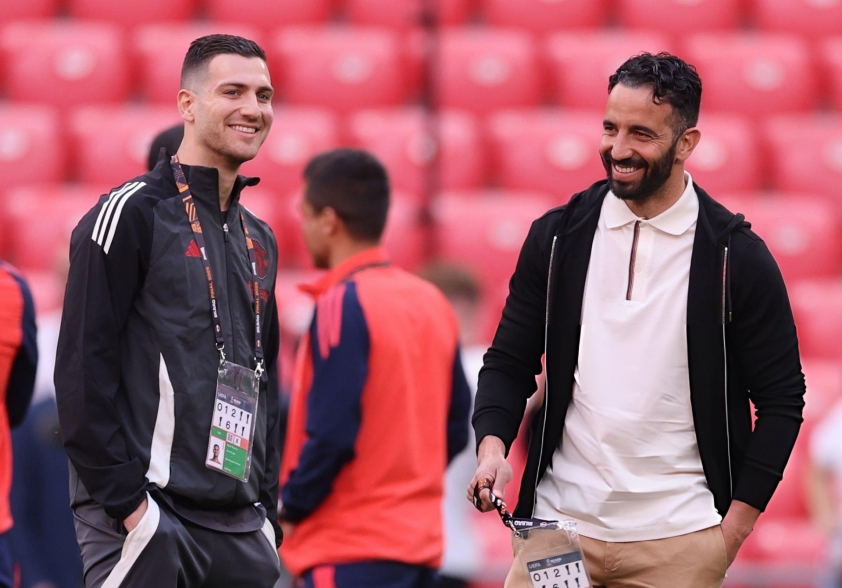 HLV Amorim và cầu thủ tệ nhất MU: Xác nhận mối quan hệ gia đình 4 XÁC NHẬN: HLV Amorim có họ với cầu thủ tệ nhất MU 735116