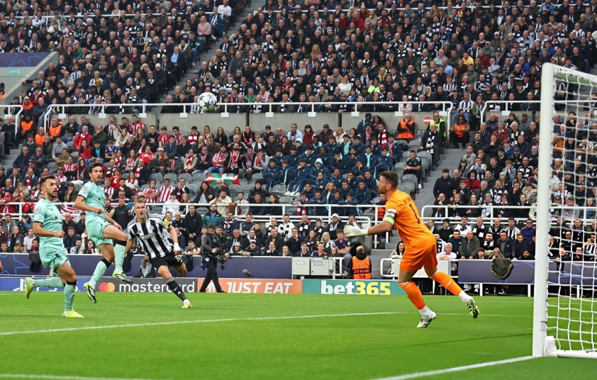 Newcastle lập cú đúp đánh đầu, hạ đẹp Bilbao ở Champions League 4 Dan Burn đánh đầu mở tỷ số cho Newcastle