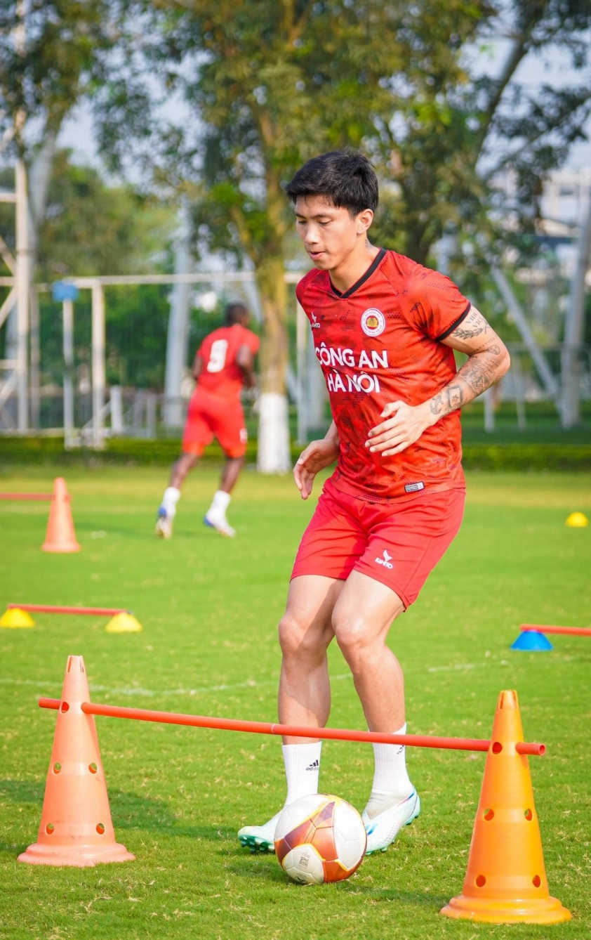 Văn Hậu sang Thái Lan, sẵn sàng tái xuất sau 2 năm vắng bóng 5 Văn Hậu sang Thái Lan, chuẩn bị tái xuất sau hơn 2 năm 750809