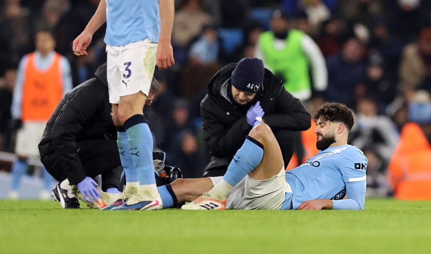 'Hòn đá tảng' của Man City gãy chân, Pep gặp khủng hoảng 773572