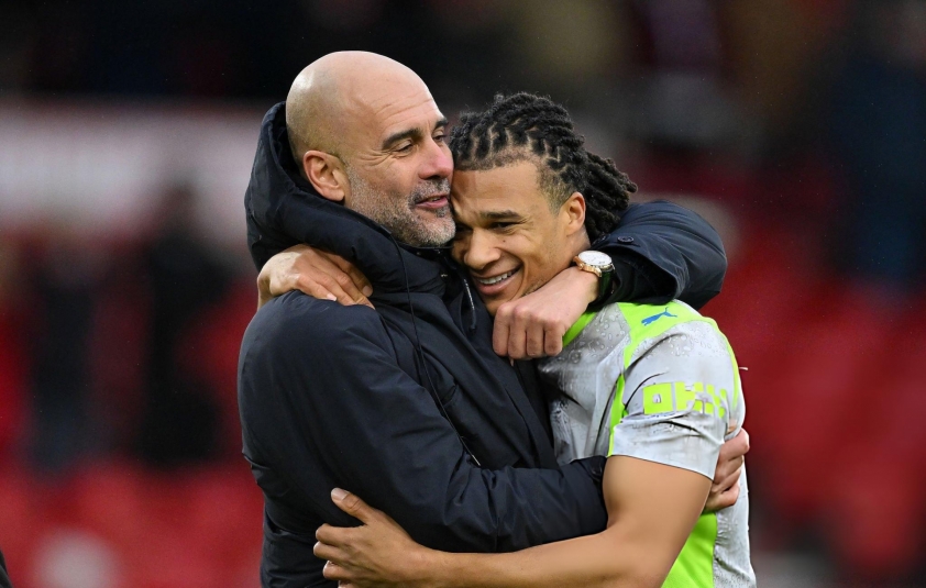 'Hòn đá tảng' của Man City gãy chân, Pep gặp khủng hoảng 773573