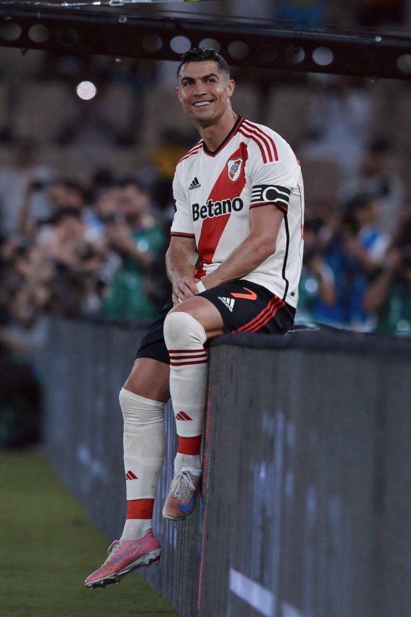 Rời Al Nassr, Ronaldo được 'mời' gia nhập CLB vĩ đại của Argentina 790129