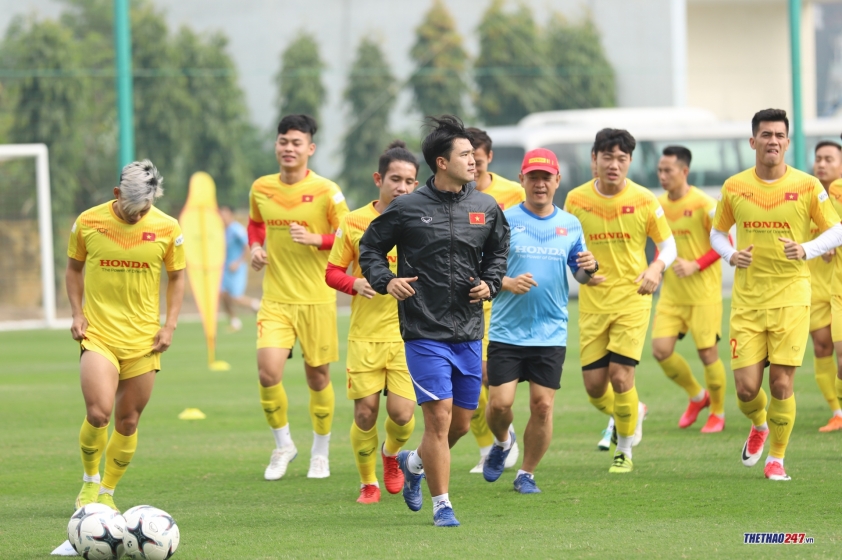 Quang Hải tập riêng với bác sĩ Choi sau khi dính chấn thương Ảnh 1