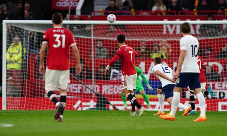 Ronaldo thi đấu chói sáng dù MU không vượt trội Tottenham (Ảnh: Getty)