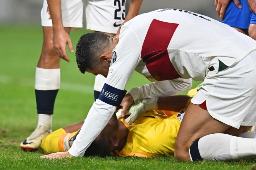 Ronaldo thoát thẻ đỏ một cách khó tin 324334