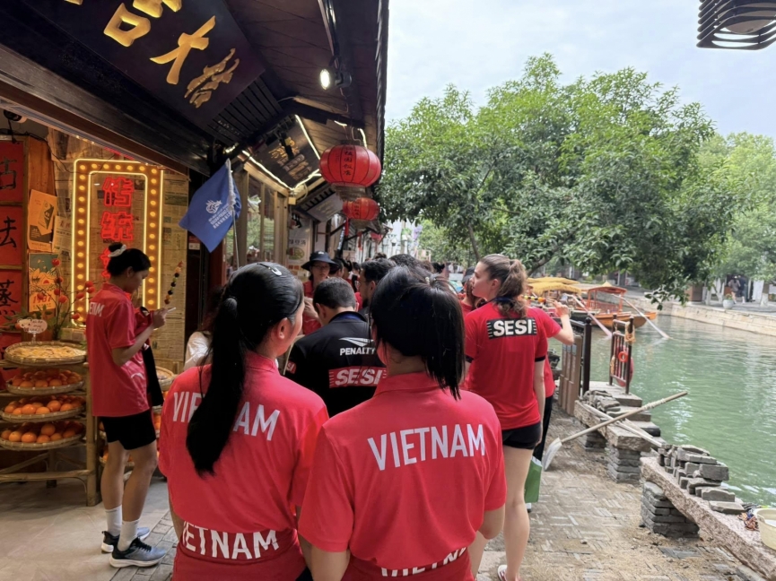 Tuyển bóng chuyền nữ Việt Nam du hí tại Thượng Hải 666935
