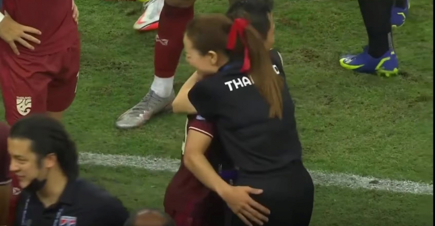 Nữ trưởng đoàn Thái Lan 'ngượng đỏ mặt' vì hành động bất ngờ từ Chanathip 99250