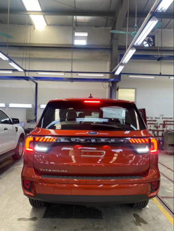 Cận cảnh Ford Everest 2022 tại đại lý Việt Nam, sẵn sàng cho màn ra mắt tháng sau 149783