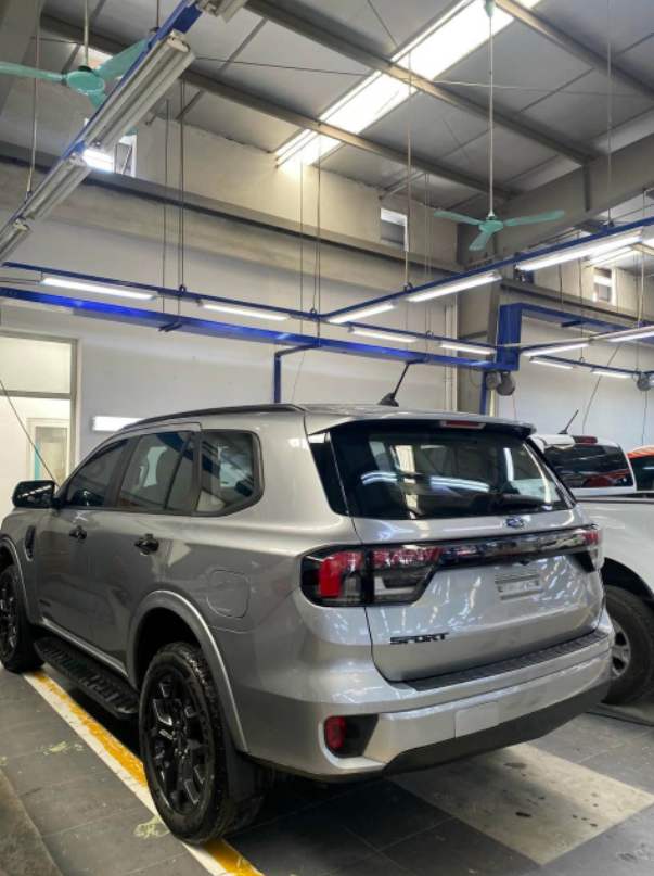 Cận cảnh Ford Everest 2022 tại đại lý Việt Nam, sẵn sàng cho màn ra mắt tháng sau 149786