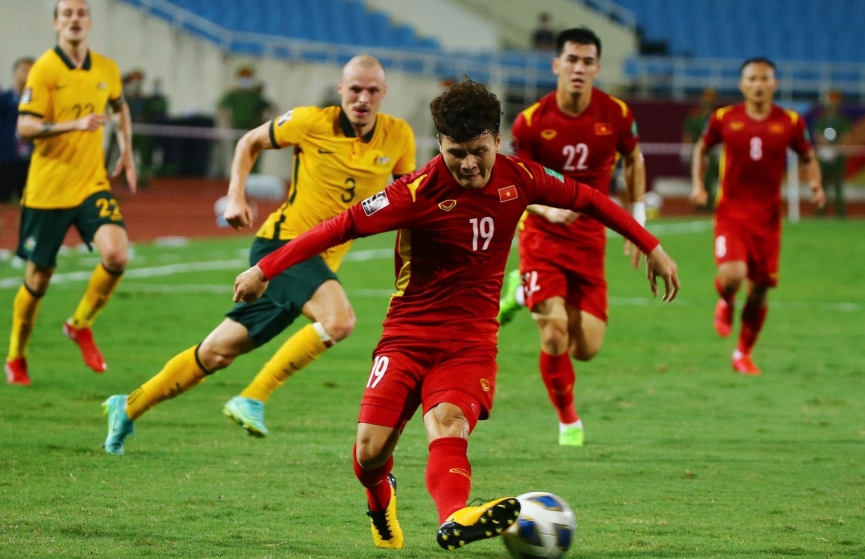 -Vietnam-international-midfielder-Nguyen-Quang-Hai-19-competes-for-the-ball