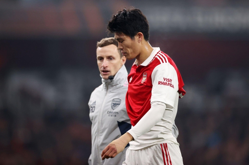 Phản ứng bất ngờ của HLV Arsenal sau khi Tomiyasu gặp chấn thương 213361