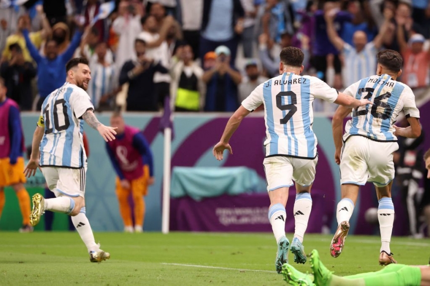 Bàn mở tỷ số của Argentina mang dấu ấn đậm nét của Lionel Messi (Ảnh: Getty)