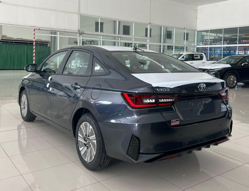 Toyota Vios 2023 ra mắt tại Lào
