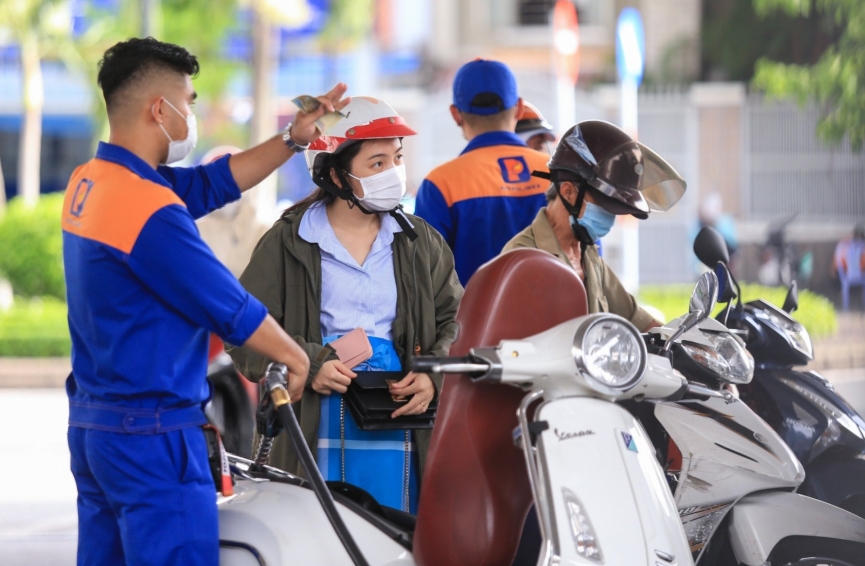 Giá xăng giảm mạnh