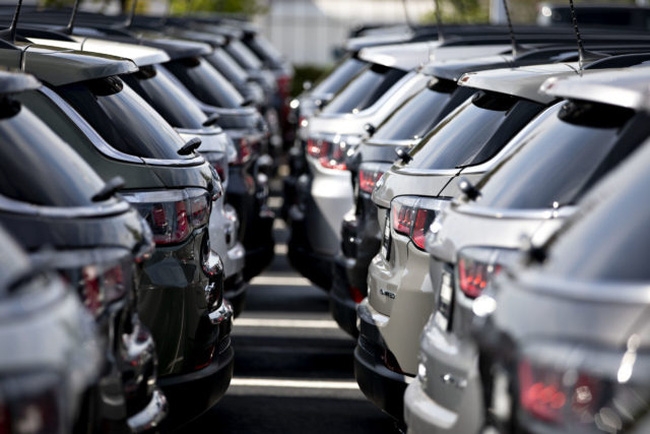 Cuối năm thị trường ô tô cũ - mới  giảm giá “kịch sàn”